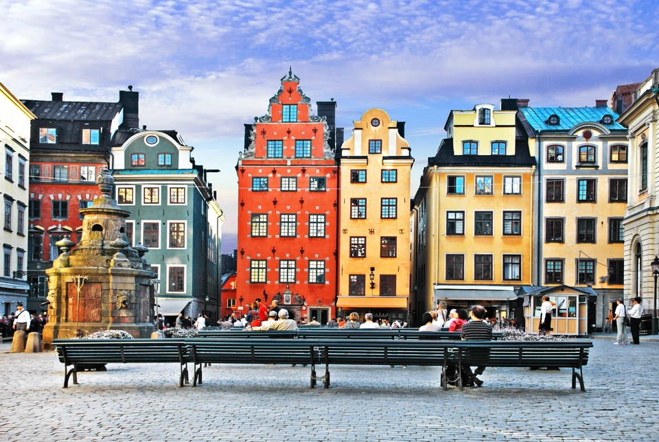 Una pareja está admirando una gran plaza en la Ciudad Vieja de Estocolmo.